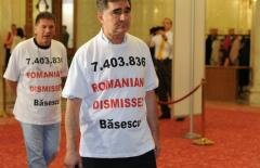Congres PPE la Bucureşti. Senatorul liberal Ioan Ghişe protestează pe holurile Parlamentului: "7.403.836 romanian dismissed Basescu" - LIVE text