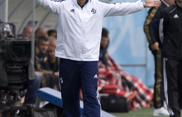 Dan Petrescu terorizat de fanii moscoviţi la antrenament » ”Bursucul” împuşcat cu bile de paint-ball!