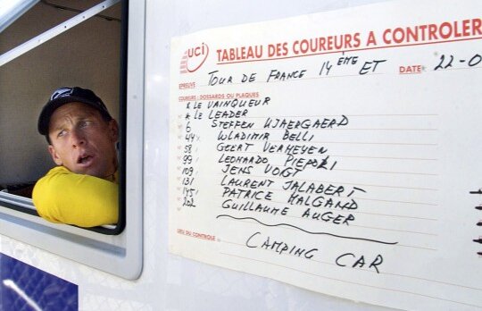 Lance Armstrong, abandonat de sponsorul Nike » Ce alţi mari sportivi şi-au pierdut contractele de publicitate