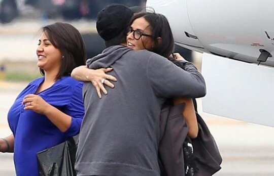 Demi Moore, consolata de apropiati dupa ce fostul sot a fugit in bratele Milei Kunis