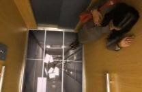 Cum ai reacţiona dacă podeaua liftului în care te afli se prăbuşeşte ?