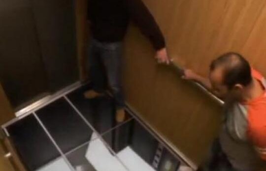 Reclama terifianta: Cum iti dispare podeaua de sub picioare, in lift