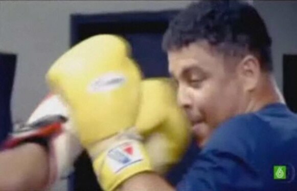 Sac de box plătit » Ronaldo slăbeşte pe bani şi încasînd pumni