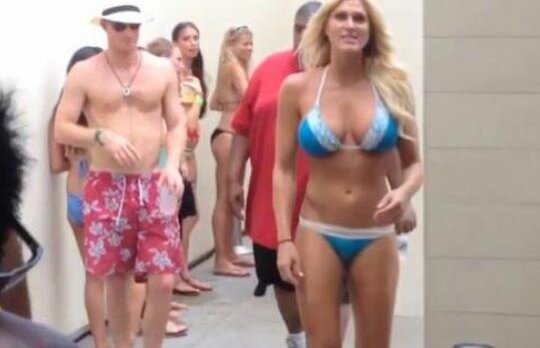 VIDEO! Blonda cu care s-a destrabalat Printul Harry a fost arestata !