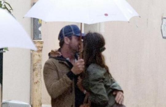 Paparazzi i-au prins! Gerard Butler si Madalina Ghenea s-au sarutat in public!