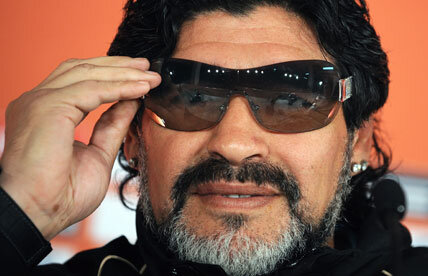 VIDEO Maradona a făcut spectacol în India de ziua sa » A dansat şi a cîntat alături de un fotomodel