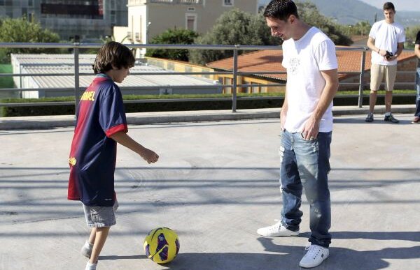 VIDEO Gabriel s-a jucat cu Messi! » Puştiul brazilian născut fără labele picioarelor şi-a cunoscut idolul