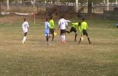 Se întâmplă în România: Arbitru fugărit şi bătut pe teren de jucători! Vezi scene incredibile (VIDEO)