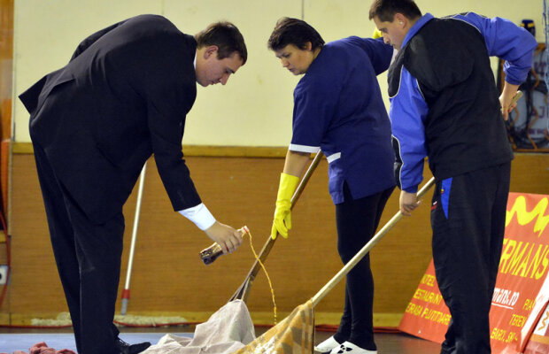 5 litri de Cola pe podea! După găselniţa celor de la Jolidon, iată ce mai poate face cola în sportul românesc :)