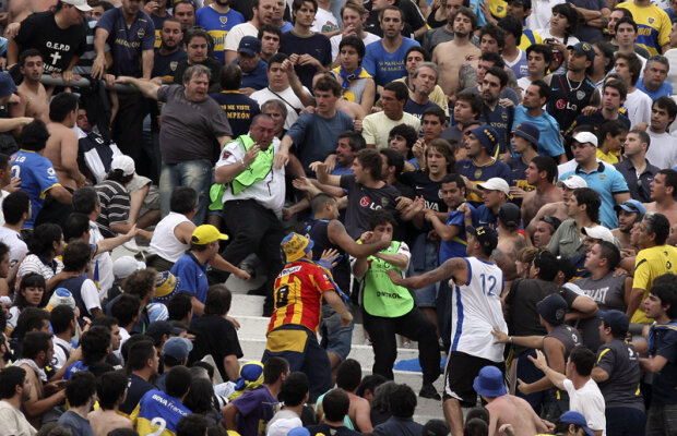 VIDEO Culoarul pumnilor! » Ultraşii Bocăi au făcut ravagii la derbyul cu River (2-2)