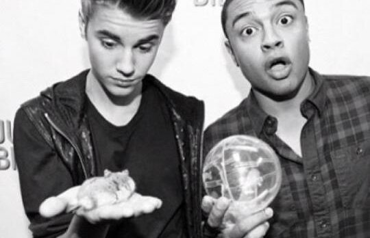 Noul partener de turneu al lui Justin Bieber este un... hamster