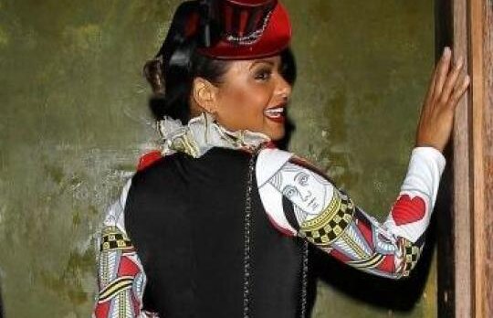 Christina Milian da cartile pe fata. Vezi ce costum sexy a ales cantareata pentru Halloween!