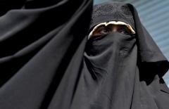 O adolescentă a fost omorâtă de părinţii ei cu acid pentru că vorbea cu un băiat