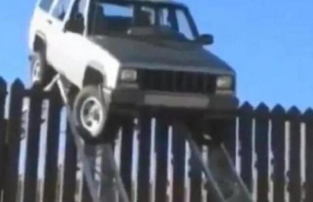 FUNNY! Cum trec mexicanii granita cu SUA