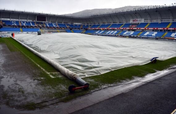 Molde ne învaţă cum se îngrijeşte un teren în plină iarnă