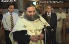 Întâmplare INCREDIBILĂ în biserică: Unui preot îi sună mobilul în toiul slujbei. Vezi ce ringtone şi-a ales slujitorul Domnului (VIDEO)