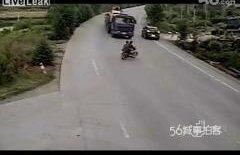 (VIDEO 18+) Probabil CEL MAI ŞOCANT ACCIDENT surprins vreodată: Doi chinezi pe o motocicletă, SPULBERAŢI de un camion! 