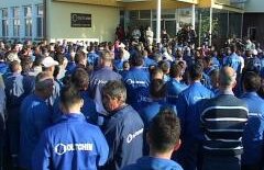 A doua zi de proteste la Oltchim: Sute de angajați cer plata salariilor restante