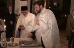 Melodia "Stinge lumina" se aude şi în biserică. Unui preot îi sună mobilul, în toiul slujbei, pe hitul focoasei Ruby (VIDEO)