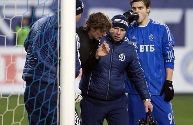 VIDEO Trei puncte explozive! » Portarul lui Petrescu lovit cu o petardă, Dinamo- Zenit suspendat la 1-0