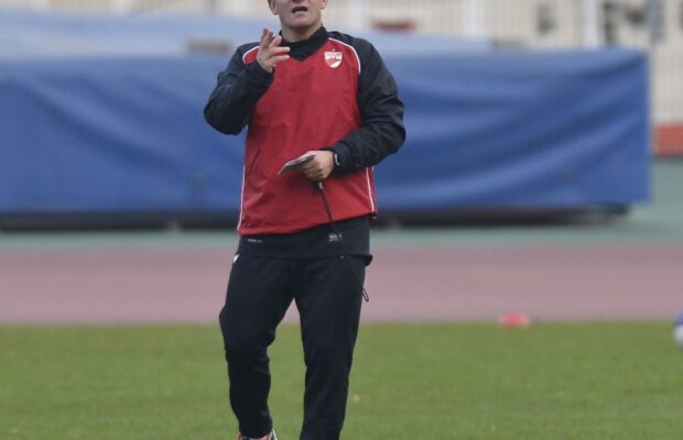 Un jucător dinamovist explică într-un singur cuvînt diferenţa dintre Dorinel şi Bonetti: "«Atacaţi!»"