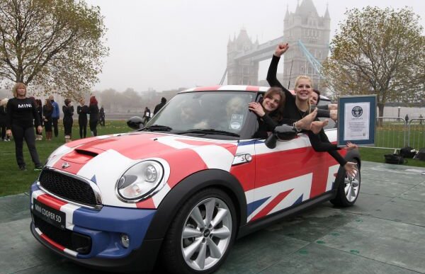 28 de gimnaste au intrat într-un Mini Cooper!