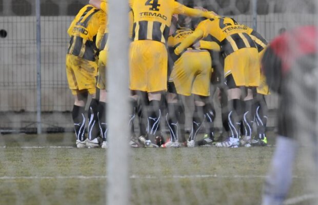 Din tribune pe teren » Cartea "Eroi locali" este o istorie plină de pasiune şi umor despre iubirea nemărginită pentru fotbal şi unde te poate purta ea