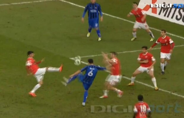 VIDEO Lucian Rusandu nu a acordat un penalty evident pentru oaspeţi în minutul 90