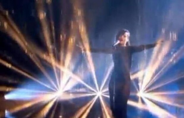 VIDEO! Rihanna, spectacol in ploaie la X factor UK