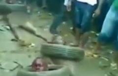 BRUTALITATE INIMAGINABILĂ: I-au dezbrăcat, le-au pus cauciucuri stropite cu benzină în jurul gâtului şi le-au dat foc. Înregistrarea şocantă, postată online (VIDEO)