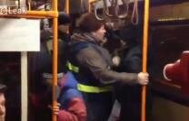 VIDEO. Scene şocante în autobuz. O controloare de bilete e bătută de călători