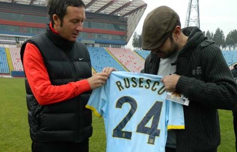 VIDEO Steliştii au fost vizitaţi de trupa Ţapinarii » Ce ofertă le-au făcut aceştia "roş-albaştrilor"