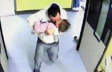 Sărutul MORŢII din partea unui MONSTRU: Momentul în care o fetiţă e adusă la spital de pedofilul care a abuzat-o şi ucis-o (VIDEO)