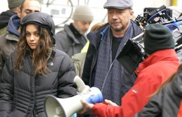 FOTO! Este Mila Kunis cea mai sexy femeie din lume si atunci cand lucreaza?