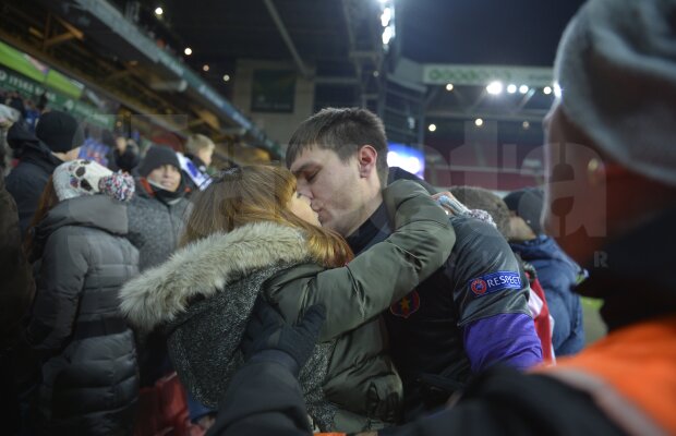 FOTO Dulcele sărut al calificării » Steliştii au sărbătorit alături de soţii