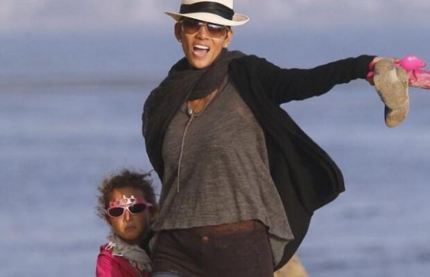 Calmul de dupa furtuna: Halle Berry si Nahla, fericite la plaja, dupa altercatia cu Gabriel Aubry
