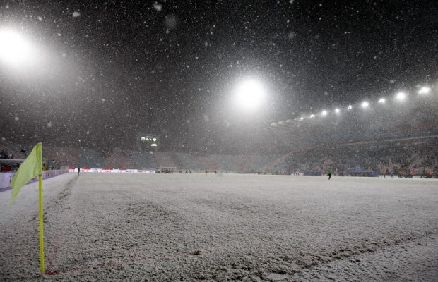 Gazonul din Ghencea arată bine, chiar dacă în Bucureşti a nins toată noaptea!