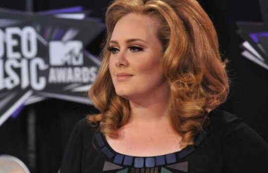 Adele nu si-a inregistrat copilul si risca sa fie amendata