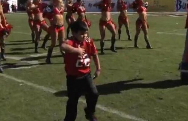 VIDEO! Are doar 10 ani dar danseaza cu cele mai sexy majorete
