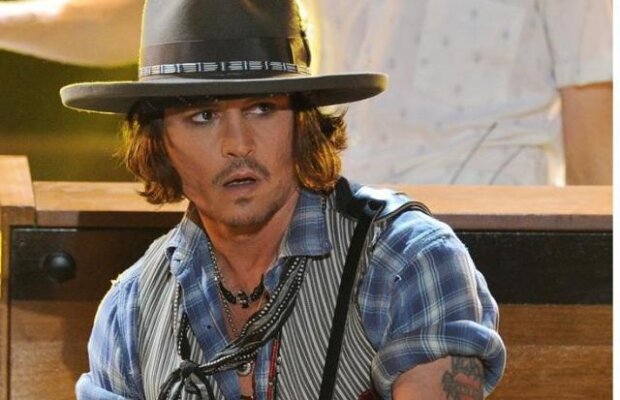 FOTO! Jack Sparrow, piratul teribil, este si un chitarist rebel!