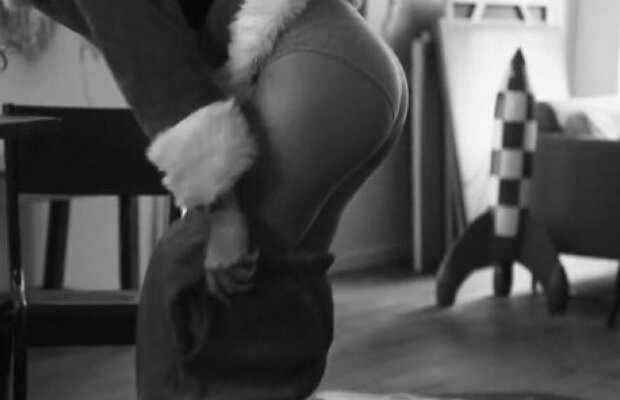 VIDEO Cea mai obraznica Craciunita: Bar Refaeli face striptease