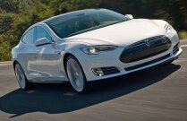 Tesla Model S parcurge 681 km cu o încărcare