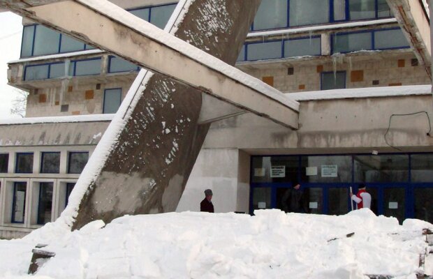 FOTO Sala Sporturilor Bacău în derivă » O bucată din arenă s-a prăbuşit!