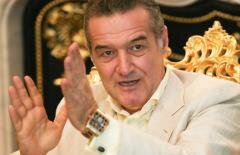 Becali, de pe holurile Parlamentului: Macovei este o "diavoliţă" care induce UE în eroare, iar Băsescu este un "pârâcios şi cerşetor"