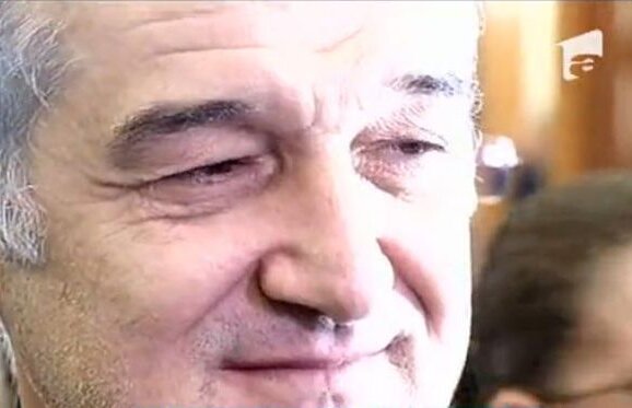 VIDEO Cu lacrimi în ochi, Gigi Becali a cîntat alături de colindători