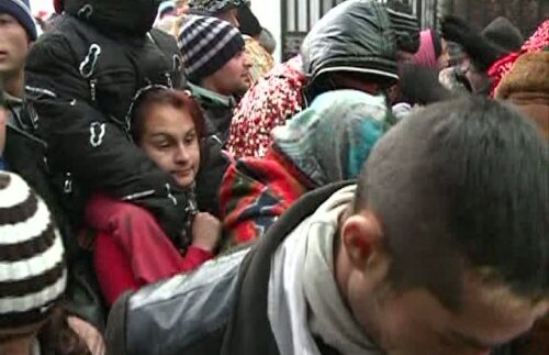 Sute de oameni se calcă în picioare la poarta lui Gigi Becali: "Vin la cerşit, nu la colindat"