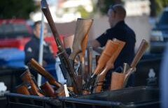 Peste 1.000 de arme, date la schimb pe bonuri de masă în Los Angeles