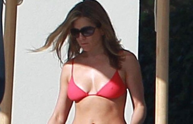 Galerie foto! Jennifer Aniston, "traznet" la 43 de ani in costum de baie!