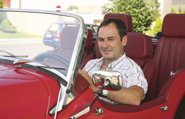 FOTO Ce bijuterie de 50.000 de euro conduce Ionuţ Negoiţă