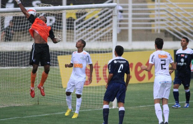 VIDEO Gafă de cascadorii rîsului a unui portar din Brazilia » Nu a văzut mingea :O